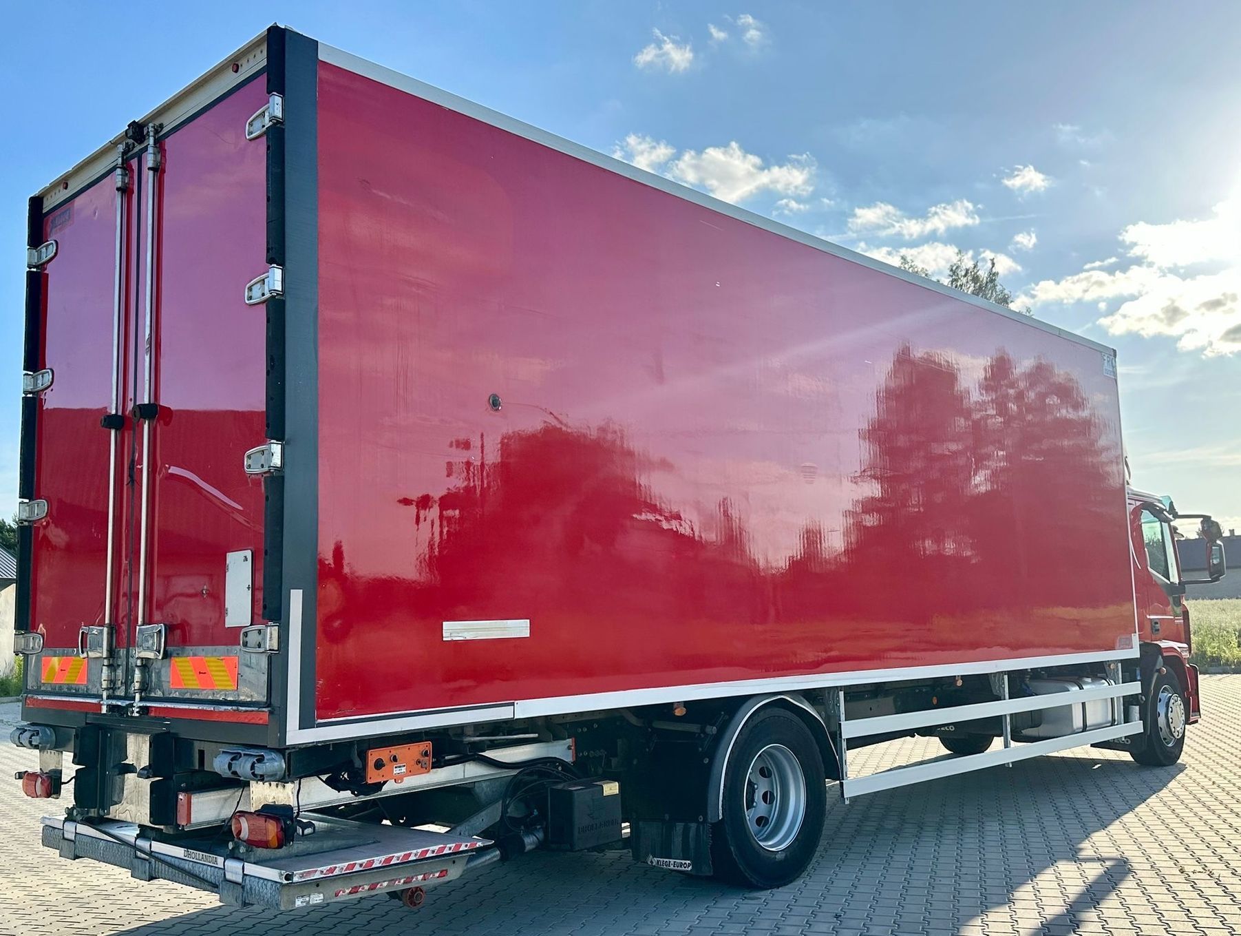 Iveco EUROCARGO 180-320 / CHŁODNIA / WINDA / 21 PALET / 8.5 M DŁUGOŚCI / CARRIER / SYPIALKA / EURO 6
