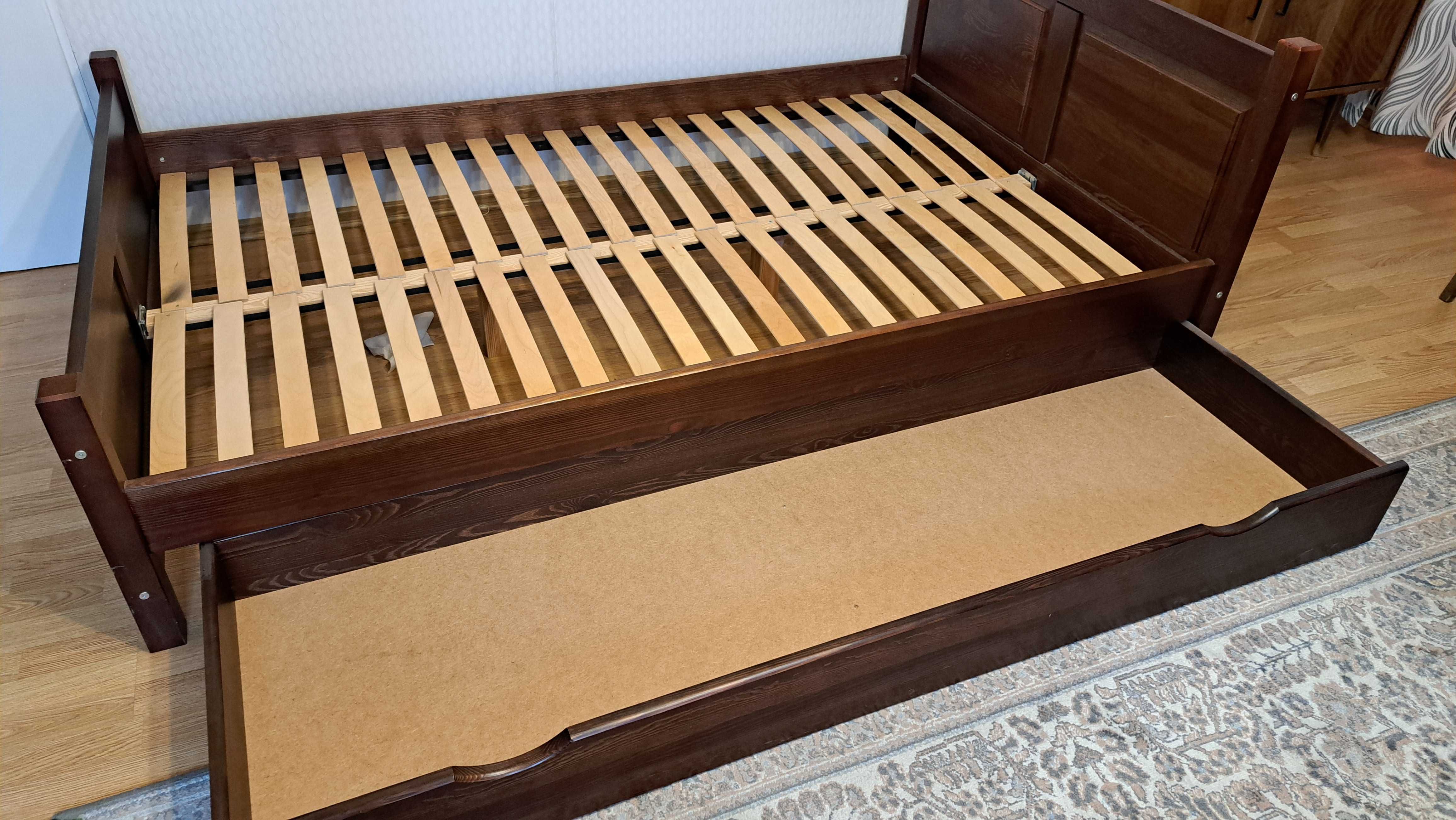 łóżko drewniane  120 x 200 z materacem,stalażem i pojemnikiem