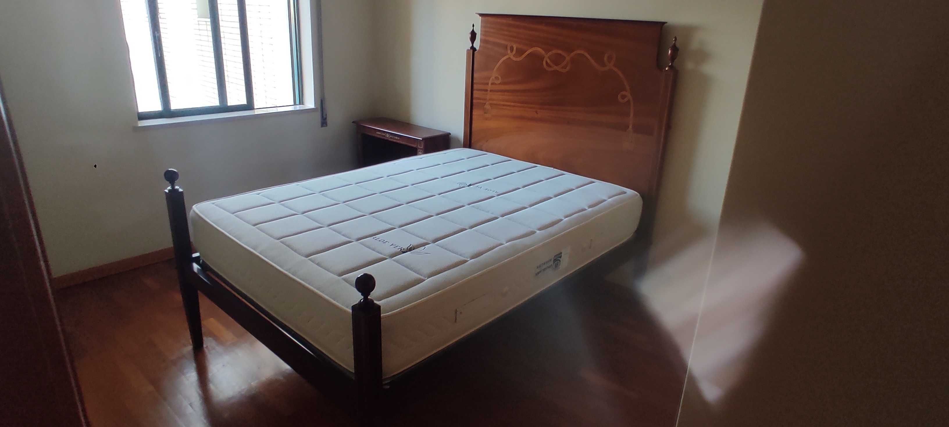 Cama casal em madeira maciça  140x90 cm