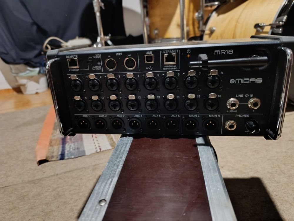 Mesa de som Midas mr18