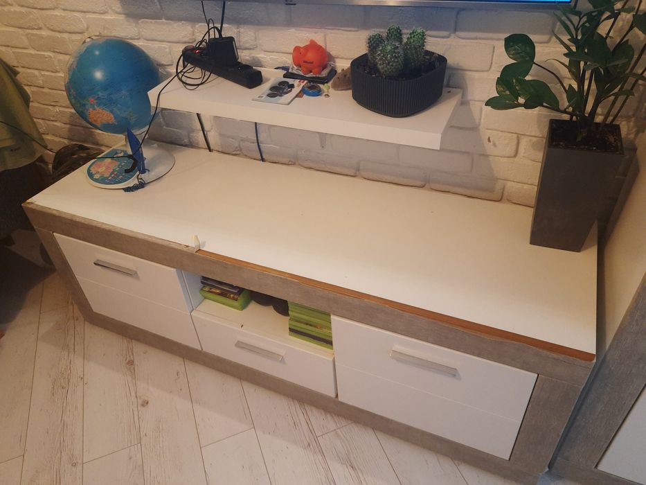Komoda i witryna szara