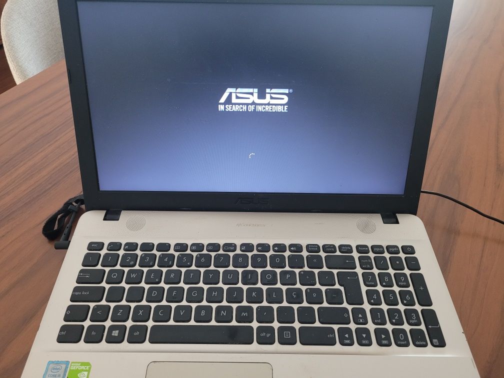 Portátil ASUS - a funcionar - para peças ou recondicionar