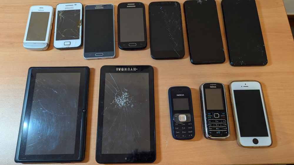 Lote telemóveis e tablet para peças