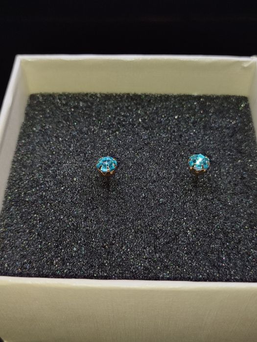 Piękne Kolczyki z jasno-błękitnym diamentem