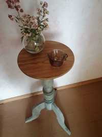Винтажный кофейный столик или подставка для цветов.