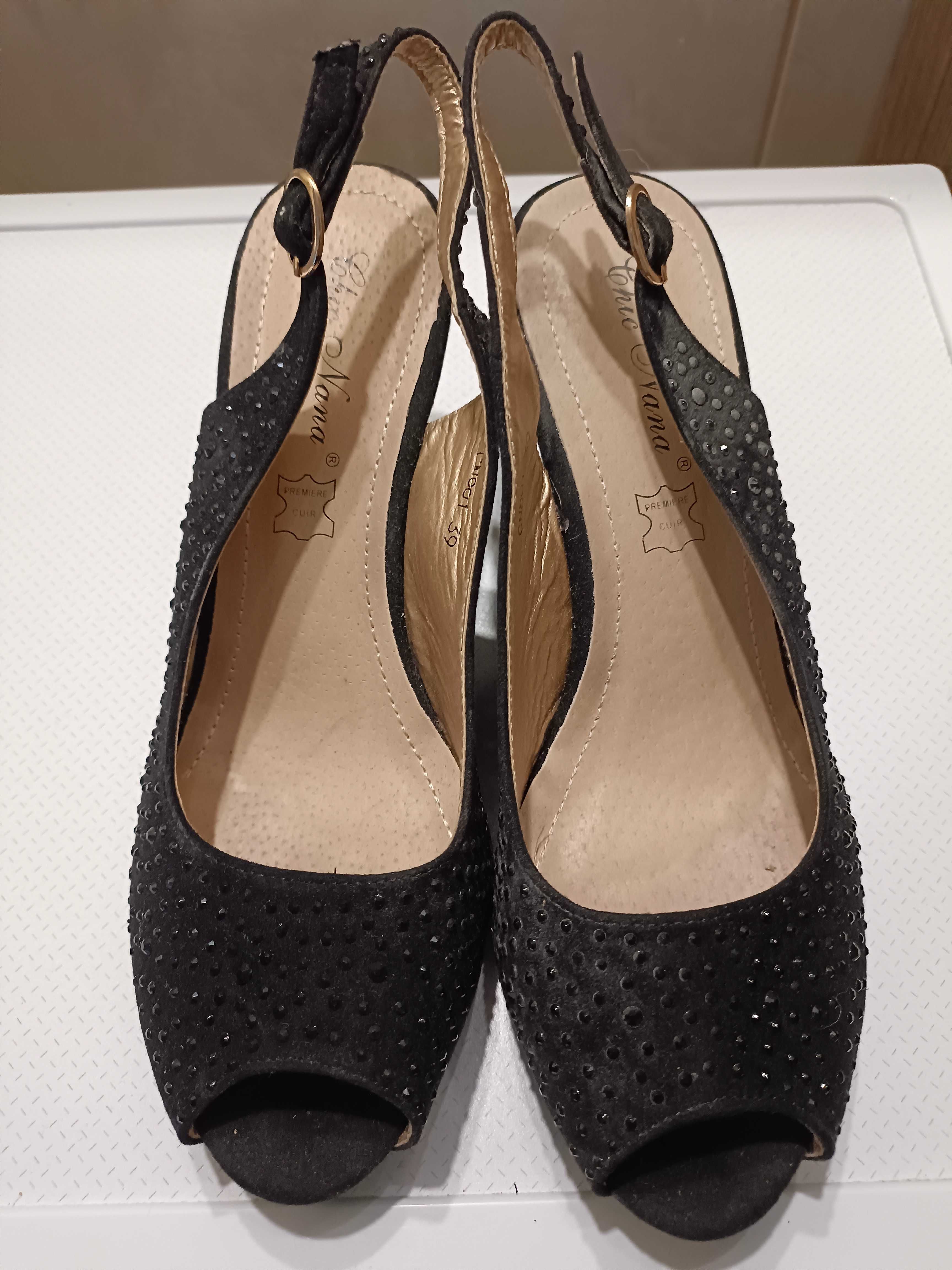 Buty na koturnie
