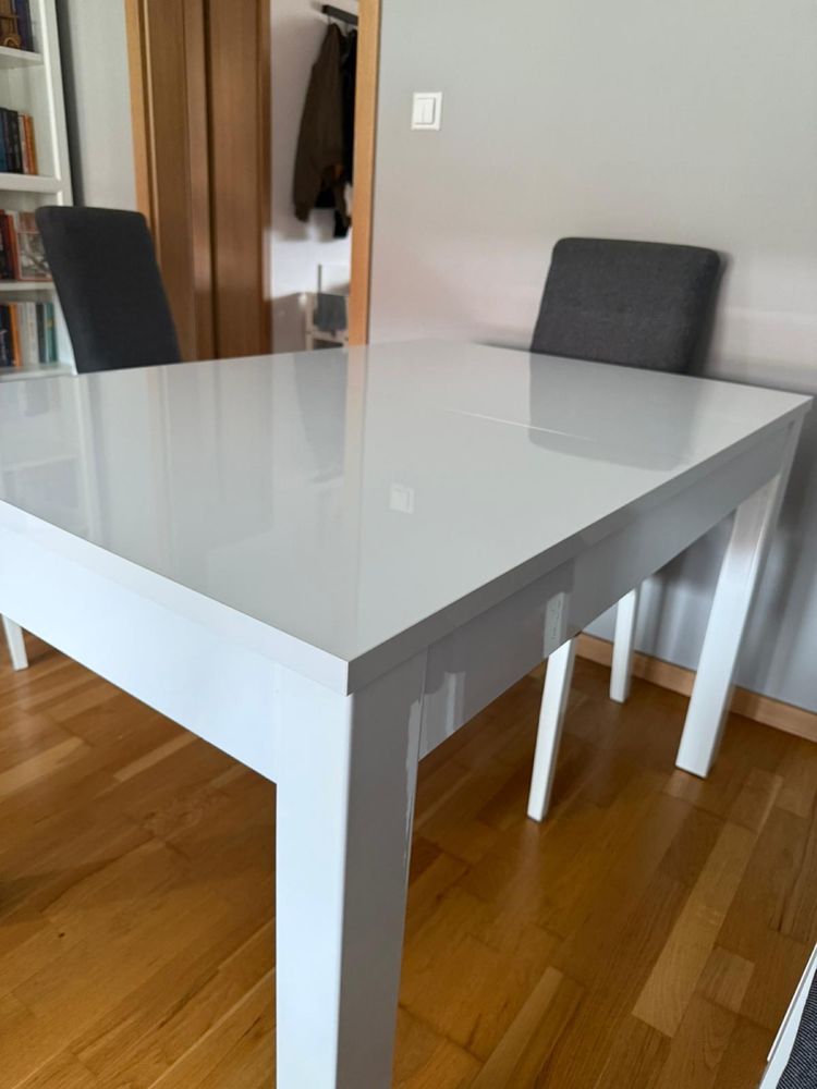 Stół rozkładany + 6 krzeseł – zestaw w bardzo dobrym stanie