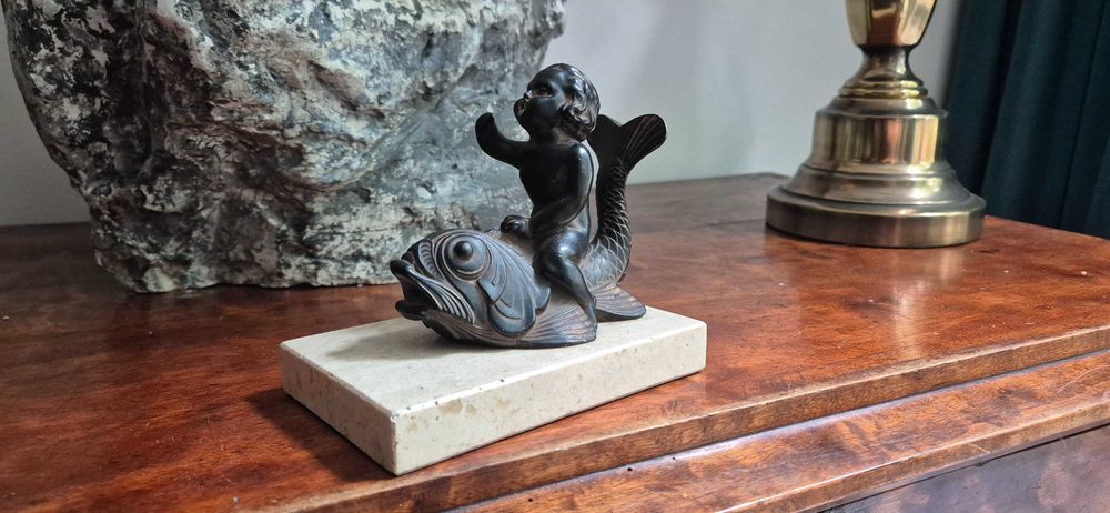 Hiszpańska rzeźba Just Andersen chłopiec z rybą dekor sygnowana antyk