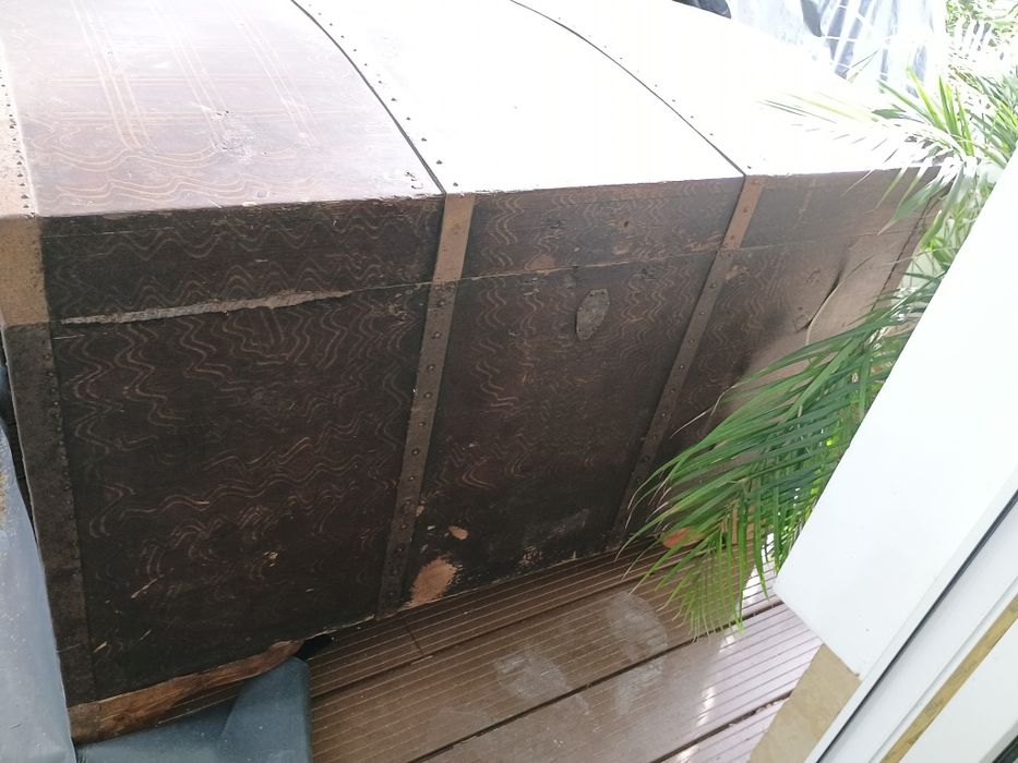 Ogromna drewniana skrzynia posagowa