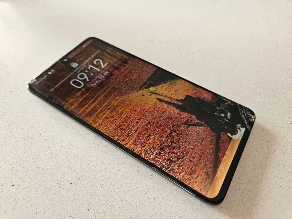 Huawei Mate 20 - uszkodzona szybka, ekran