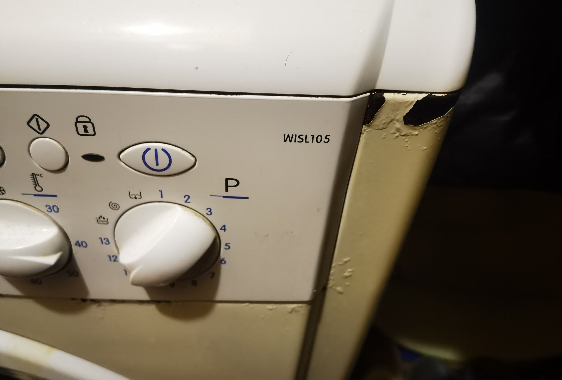 Продам стиральную машинку Indesit wisl 105