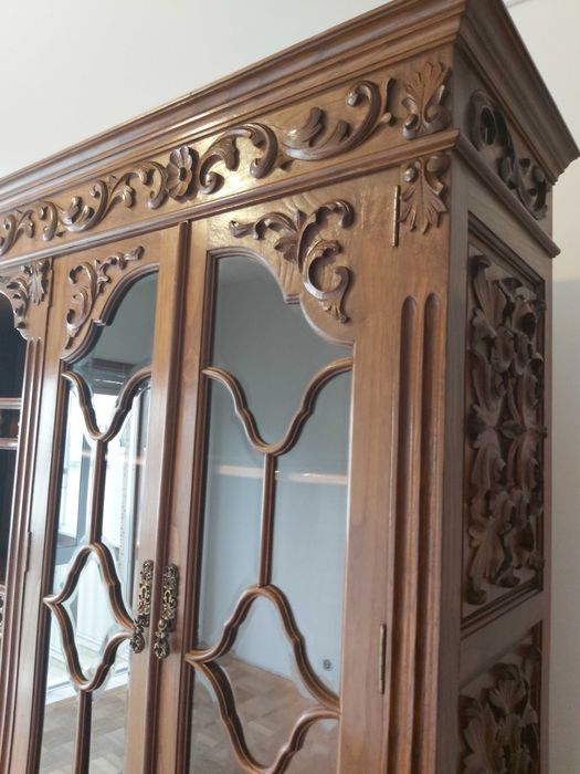 Aparador /Vitrine/Armario clássica em madeira maciça e esculpida.