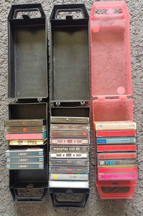 Pudełka na kasety plus zestaw kaset magnetofonowych