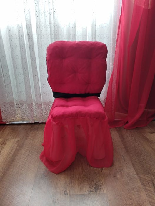 Фотозона в стиле Минни Маус, аксессуары, надпись, шары, шторы красные