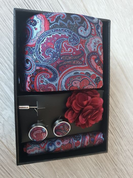 Zestaw męski krawat, poszetka, broszka, spinki do mankietów