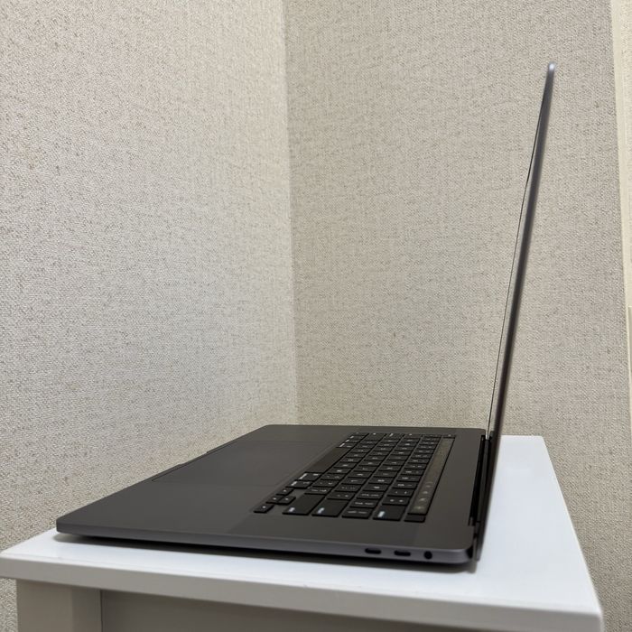 MacBook Pro 16 2020 i9 32gb 160 циклів