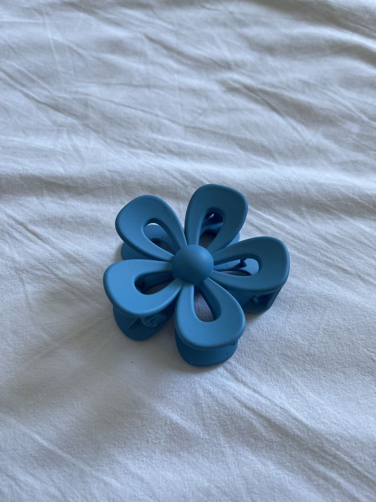 Viralowa spinka do włosów kwiatek niebieska