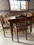 Mesa de madeira com cadeiras