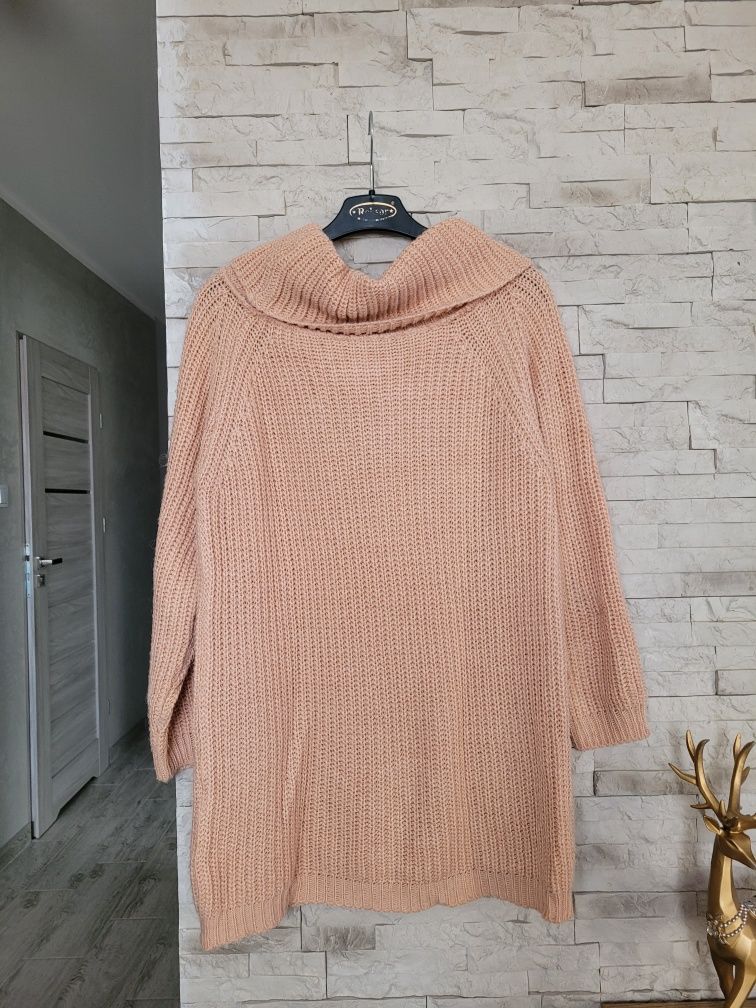 Długi dzianinowy gruby sweter pudrowy róż z dużym golfem L/XL