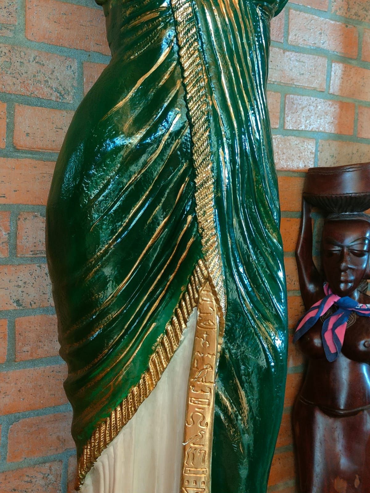 Figura FARAÓ em fibra com candeeiro