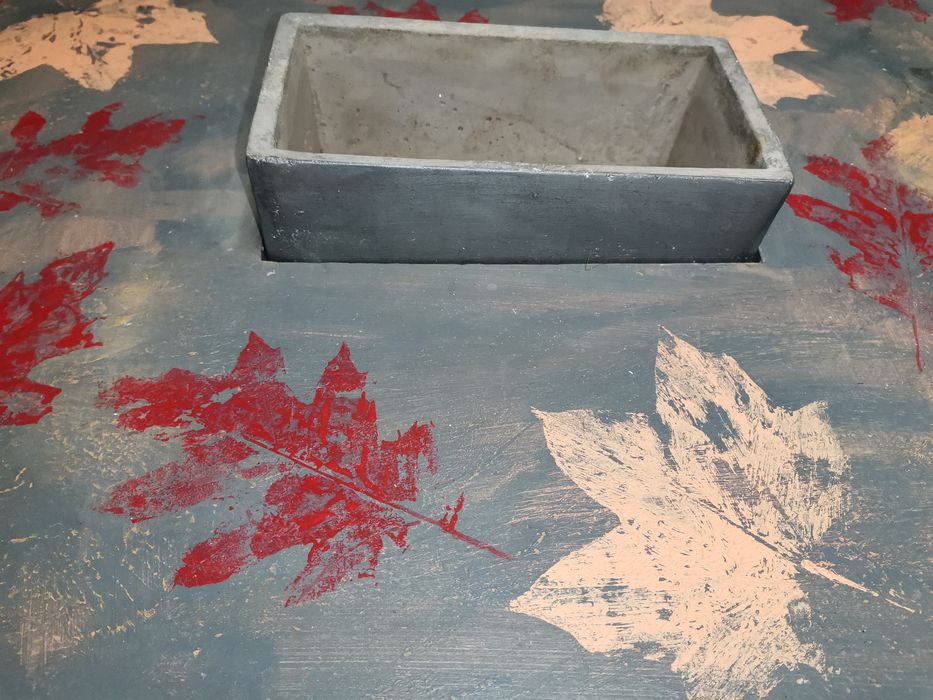 Oryginalny drewniany stolik na balkon z doniczką 72x50 cm