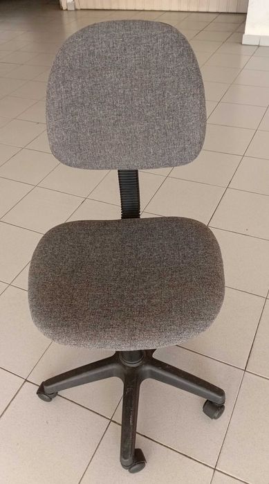Cadeira para escritório com pés giratórios