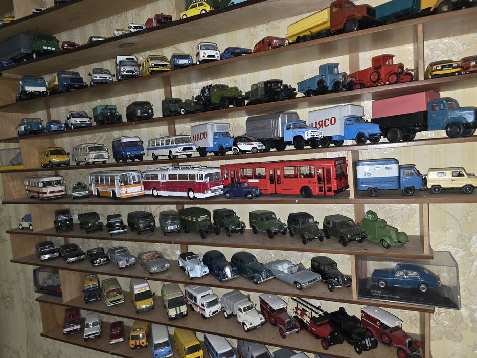 Машинки коллекционые масштаб 1/43