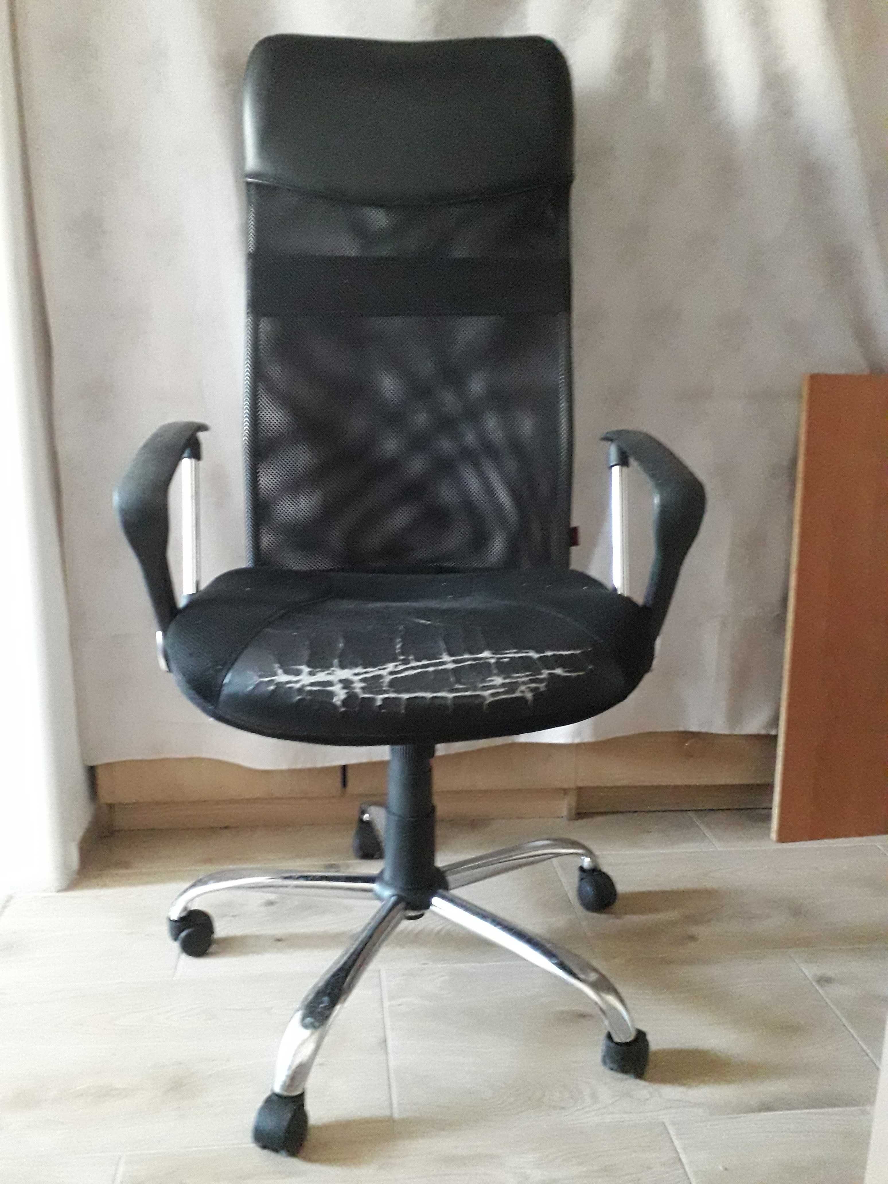 Duży fotel czarny