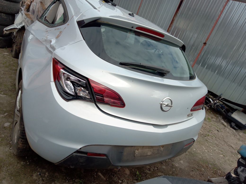 Opel Astra J GTC Z187 klapa zderzak