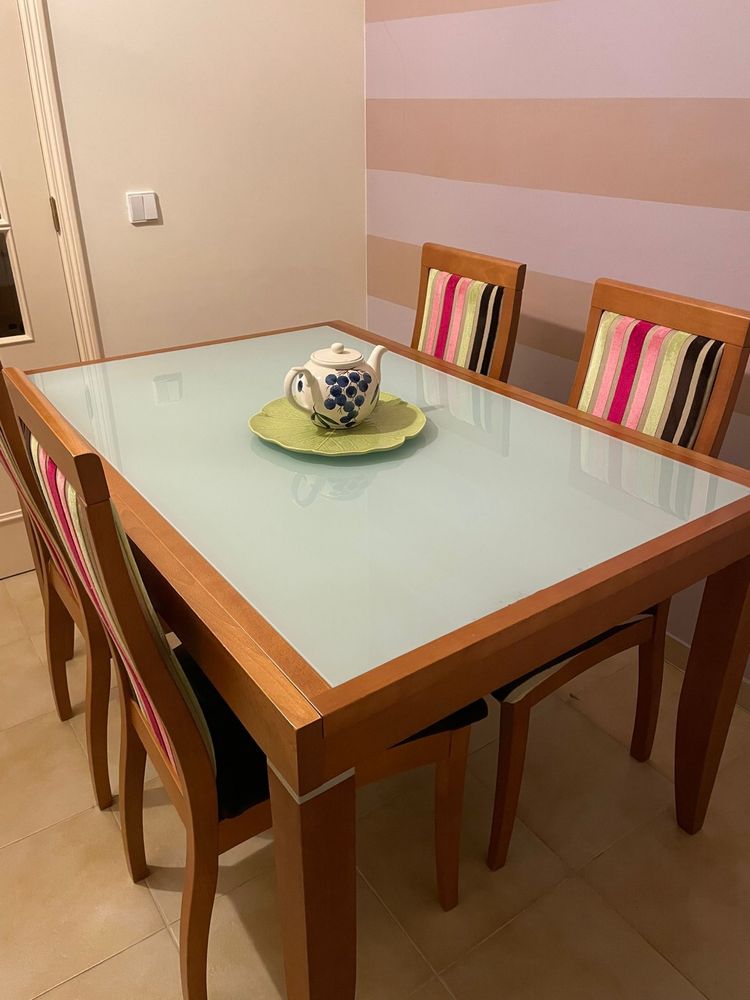 Mesa de jantar extensível em cerejeira e 4 cadeiras forradas a tecido