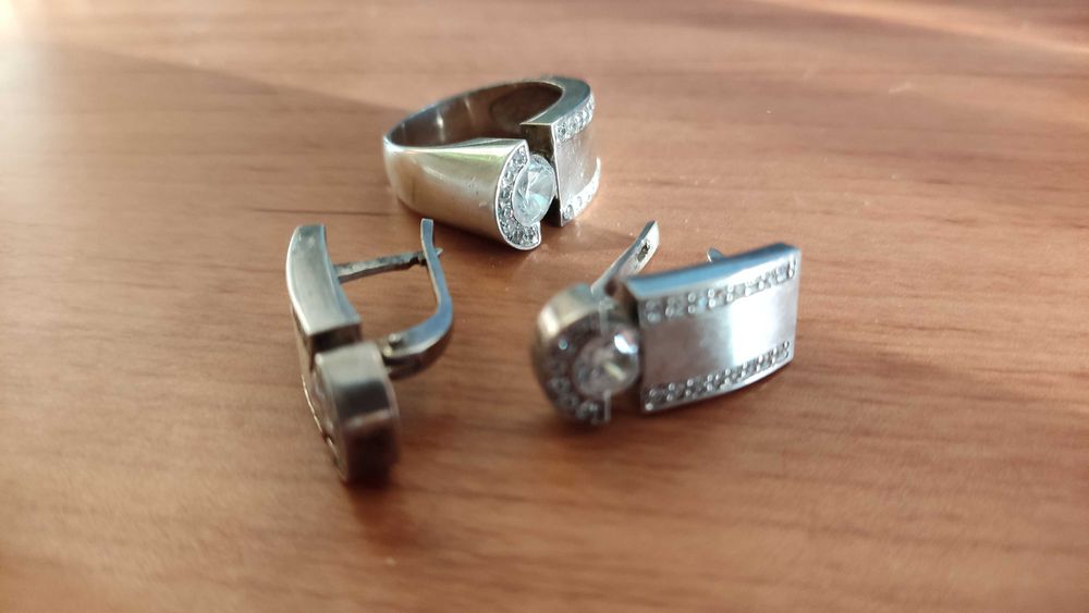 Серебряный гарнитур: перстень и серьги.