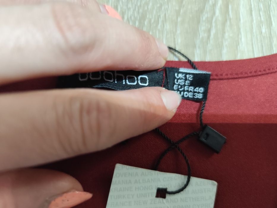 Elegancka sukienka falbanki święta Boohoo 38