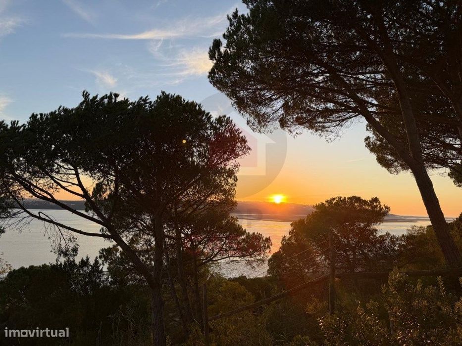 Moradia de Luxo na Primeira Linha com Acesso Direto à Lagoa de Óbid...