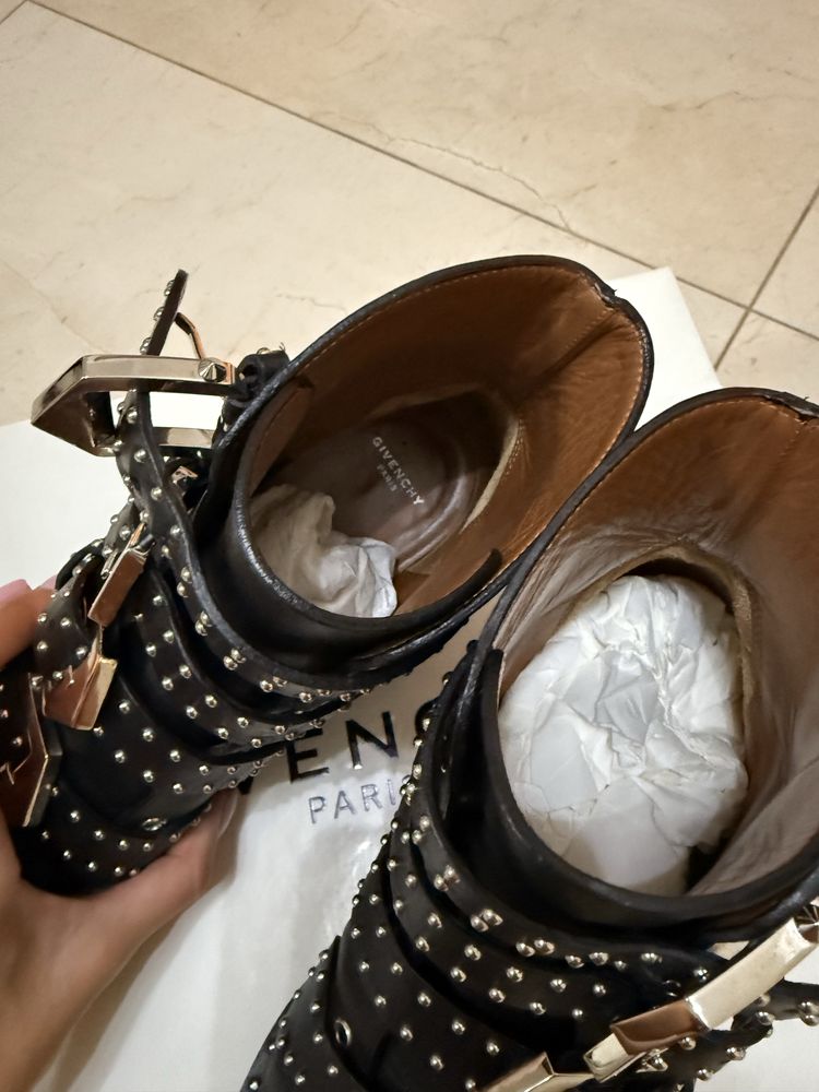 Продаю женские кожаные бутинки GIVENCHY