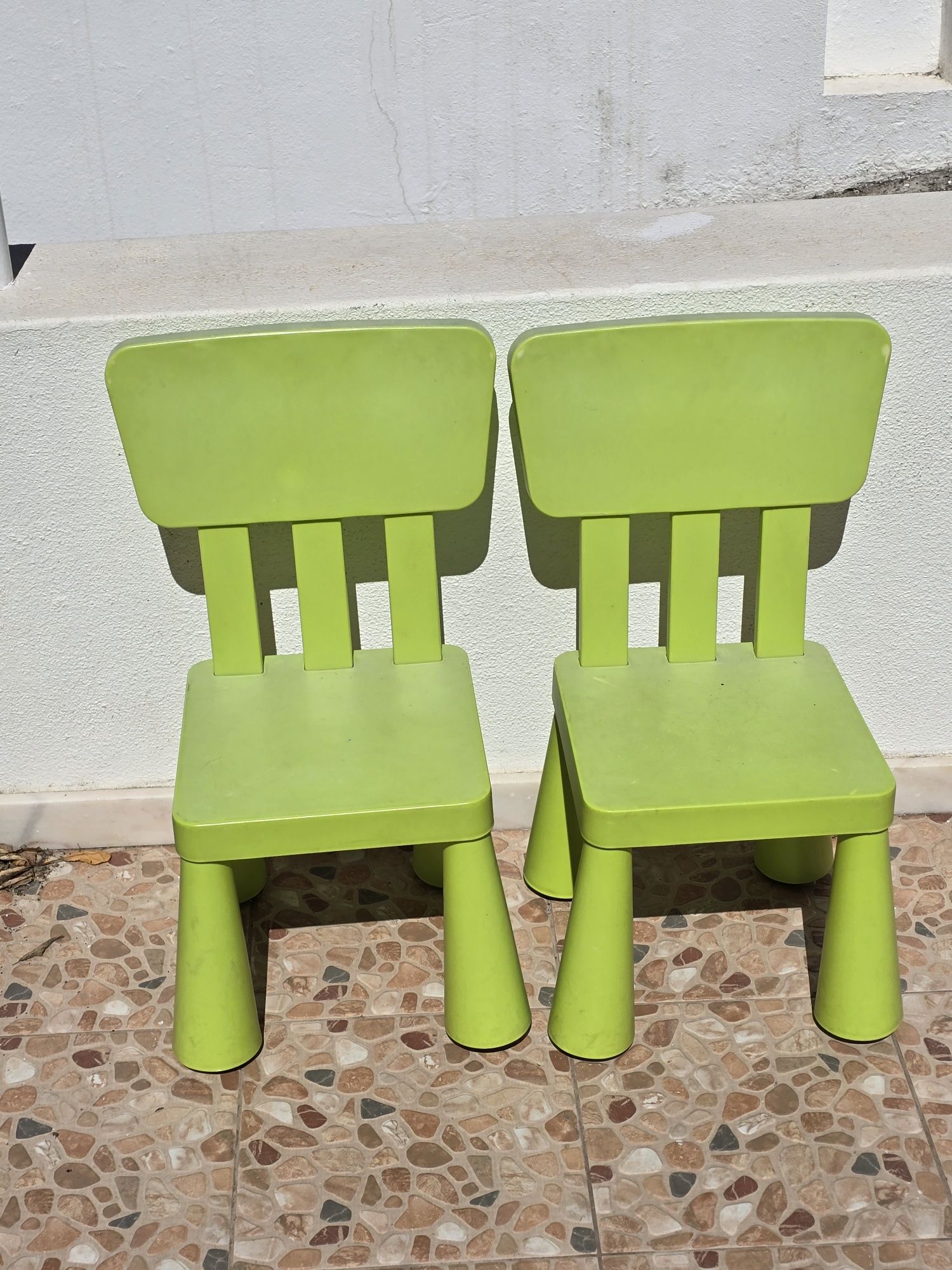 Conjunto bancos e cadeiras verdes para criança Ikea