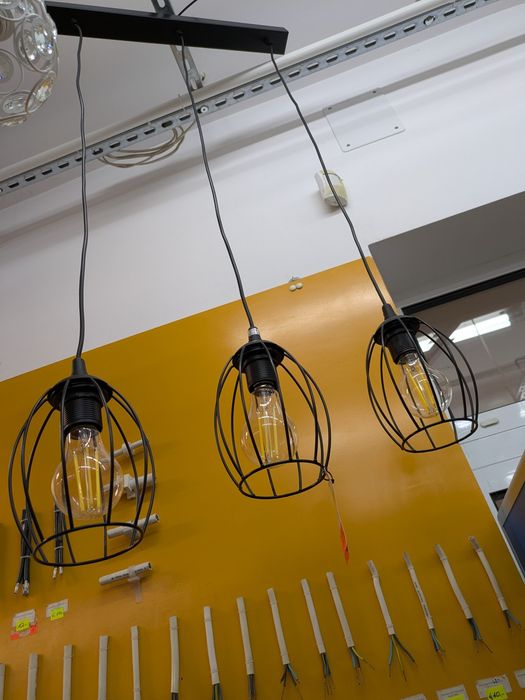 Lampa wisząca trzy punktowa.