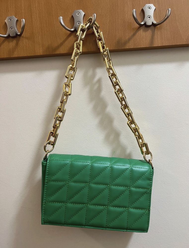 Bolsa verde com duas alças