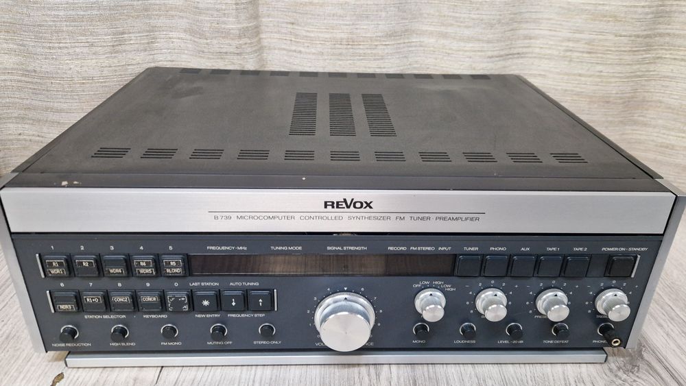 Попередній підсилювач з вбудованим  FM тюнером Revox- B739