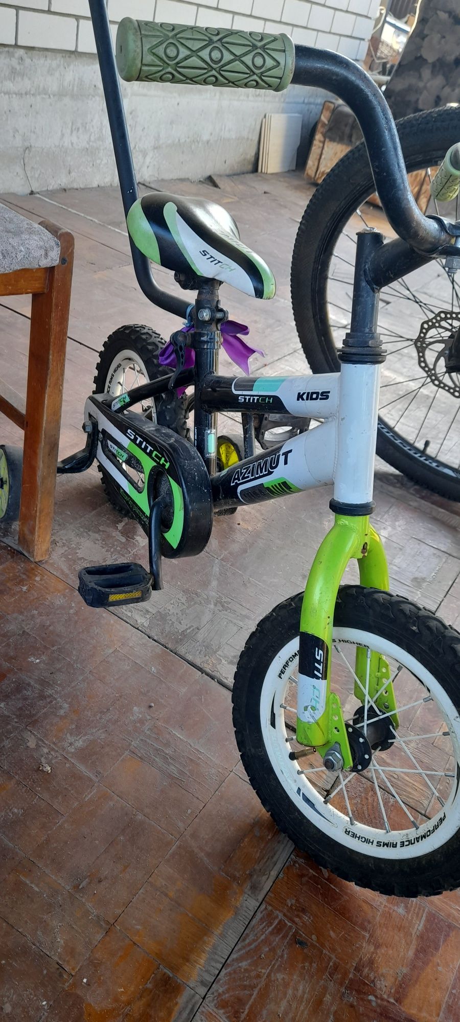 Продам велосипед дитячій з допоміжними колесами