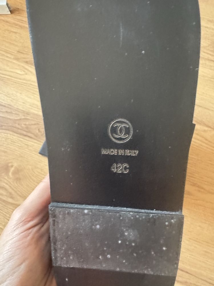 Czarne klapki Chanel 39