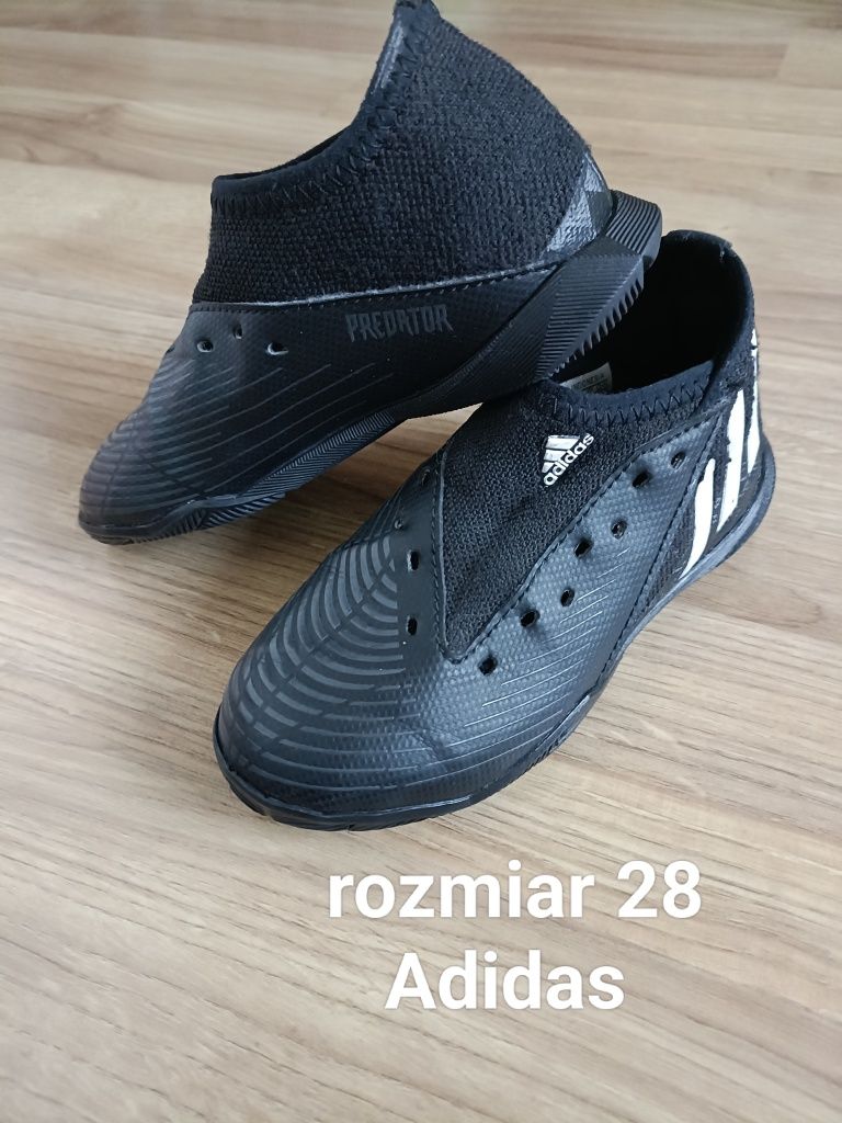 Buty halówki dla chłopca chłopięce na halę do gry w piłkę Adidas 28