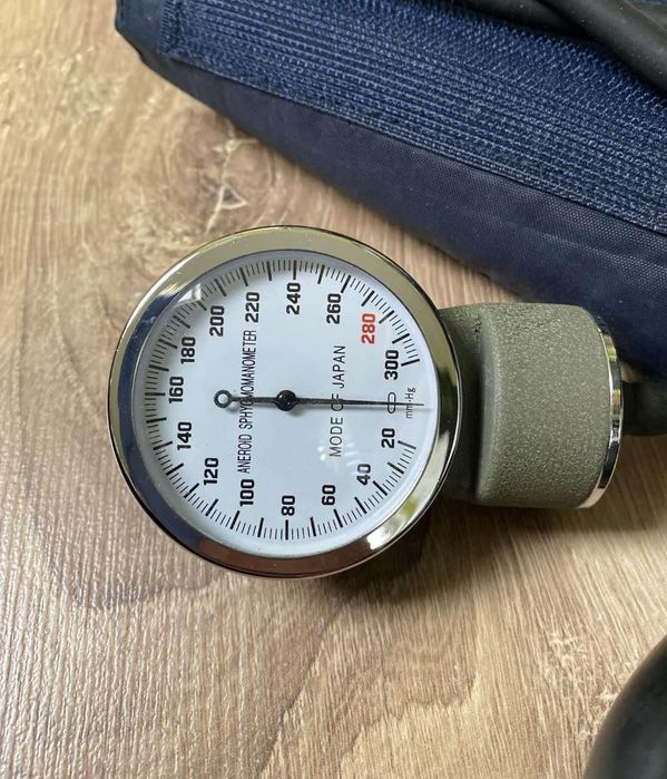 Stary zegarowy ciśnieniomierz