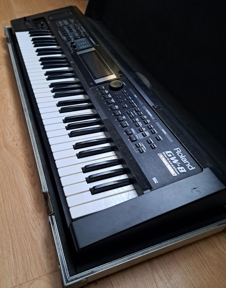 Roland GW-8 / Workstation + CASE