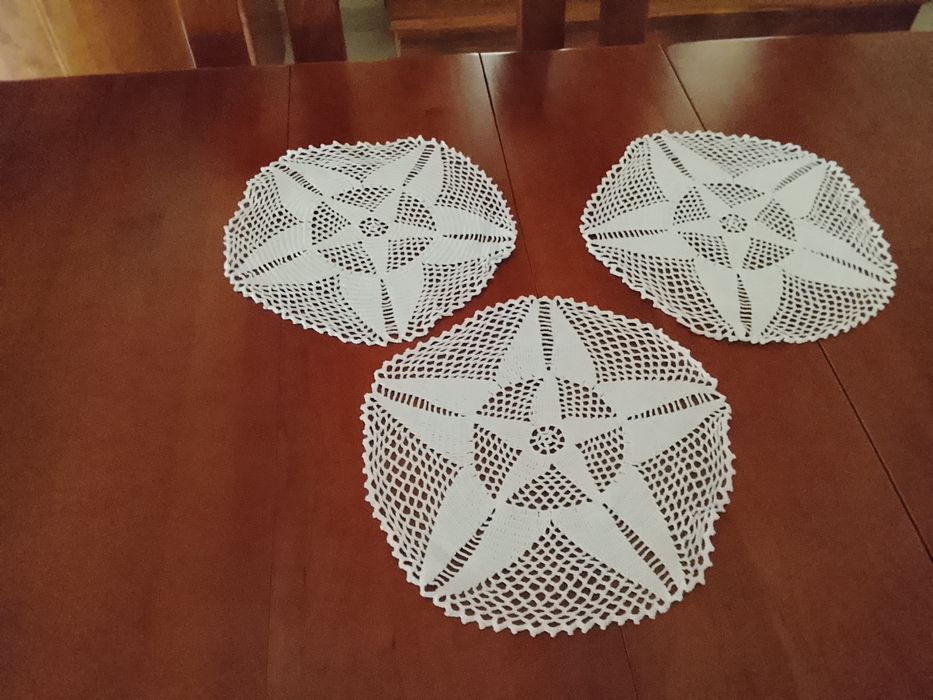 Conjunto de três naperons em renda