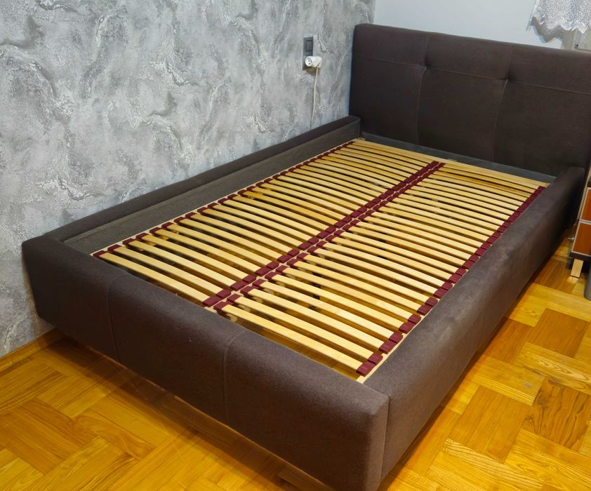Łóżko 120x200 z wysokiej jakości materacem i stelażem – dobry stan!