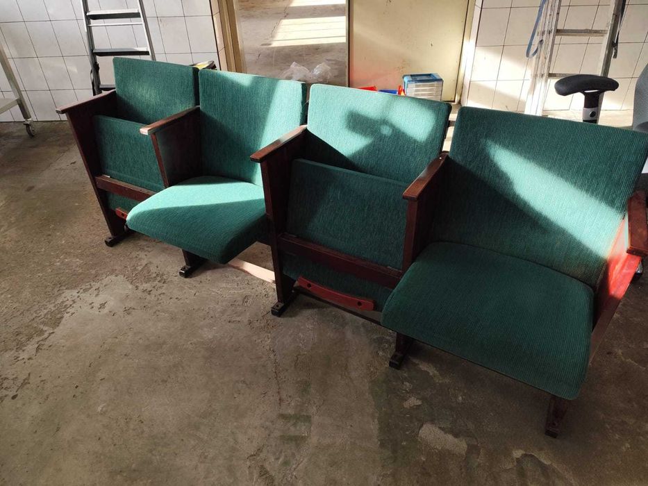 Fotele kinowe / audytoryjne – komplet 4 sztuki, składane z pulpitem