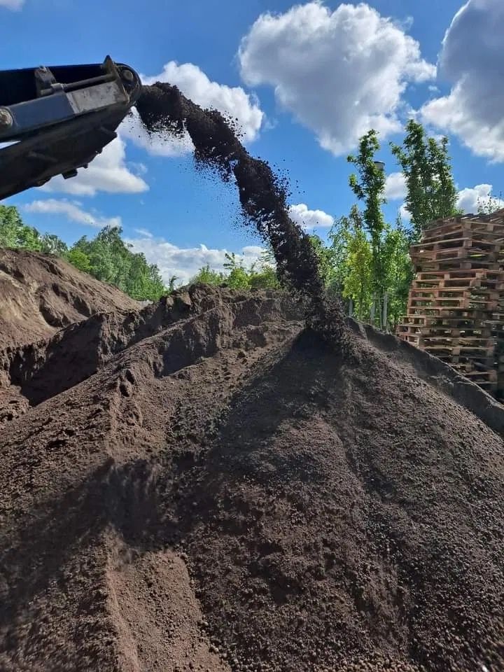Przesiewacz mobilny. Przesiewanie materiału u klienta. Ziemia,kruszywo