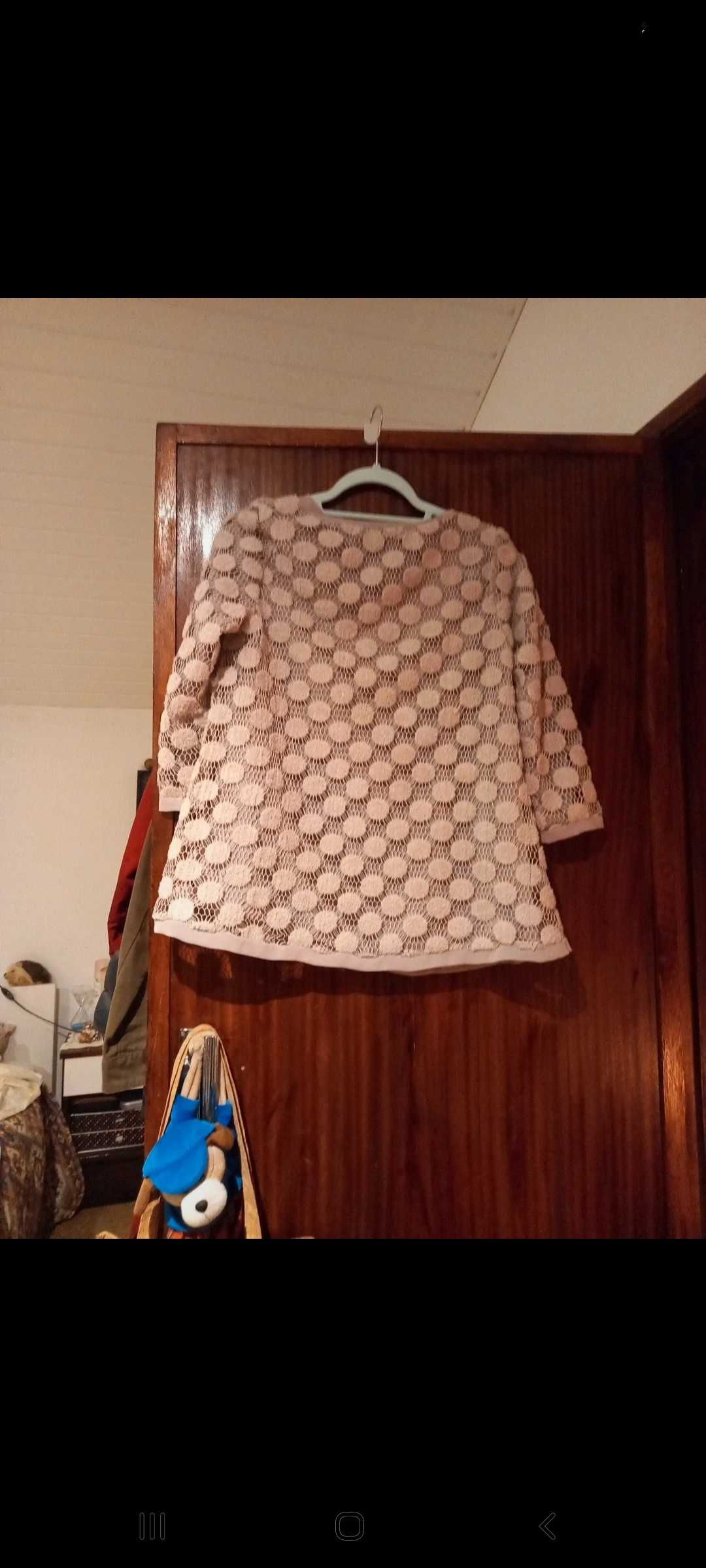 Blusa bege, com tecido rendado e forro - M - Choklate