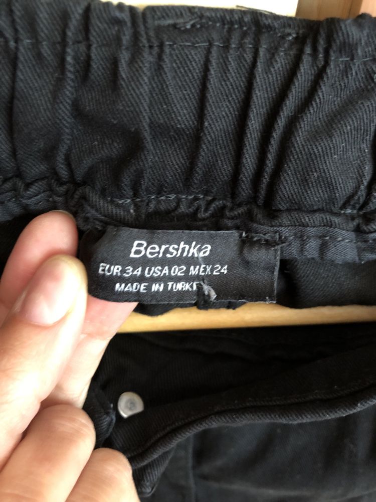 Spodnie czarne Bershka rozm. 34, jak nowe