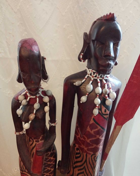 Estatuetas em madeira, esculpidas à mão, casal africano